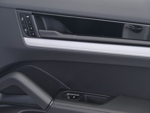 Used 2025 Porsche Cayenne image 26