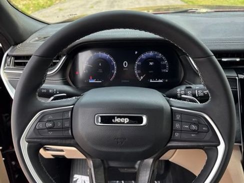 Used 2025 Jeep Grand Cherokee Limited AWD/4WD image 9