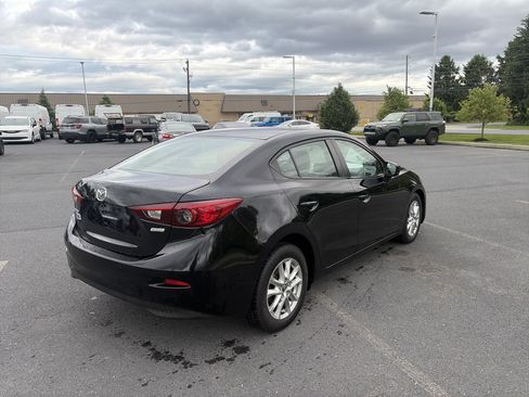 Used 2018 MAZDA MAZDA3 Sport w/ Preferred Equipment Package FWD image 4