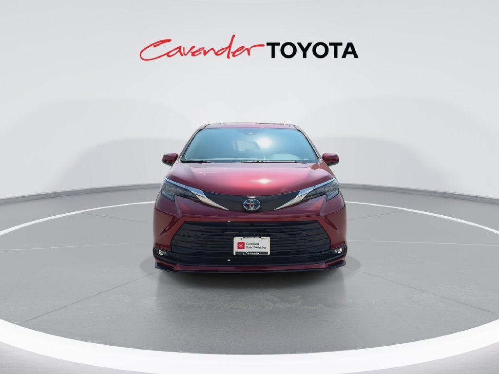 Certified 2025 Toyota Sienna XLE FWD image 3
