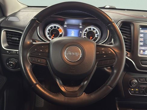 Used 2019 Jeep Cherokee Trailhawk AWD/4WD image 36