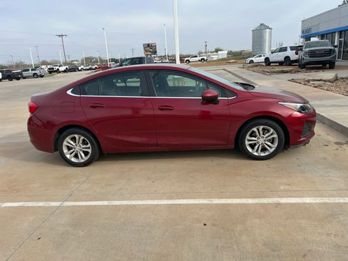 Used 2019 Chevrolet Cruze LT image 16