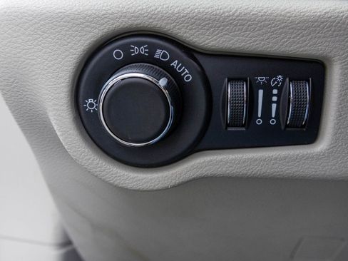 Used 2020 Chrysler Voyager LX FWD image 30