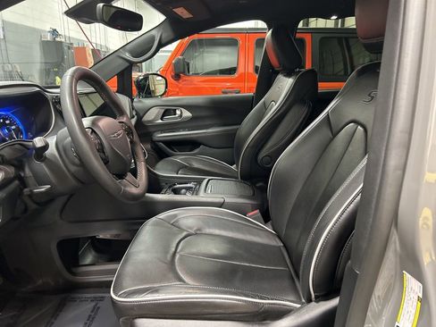 Used 2025 Chrysler Pacifica Limited image 17