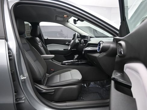 Used 2025 Chevrolet Trax LT FWD image 26