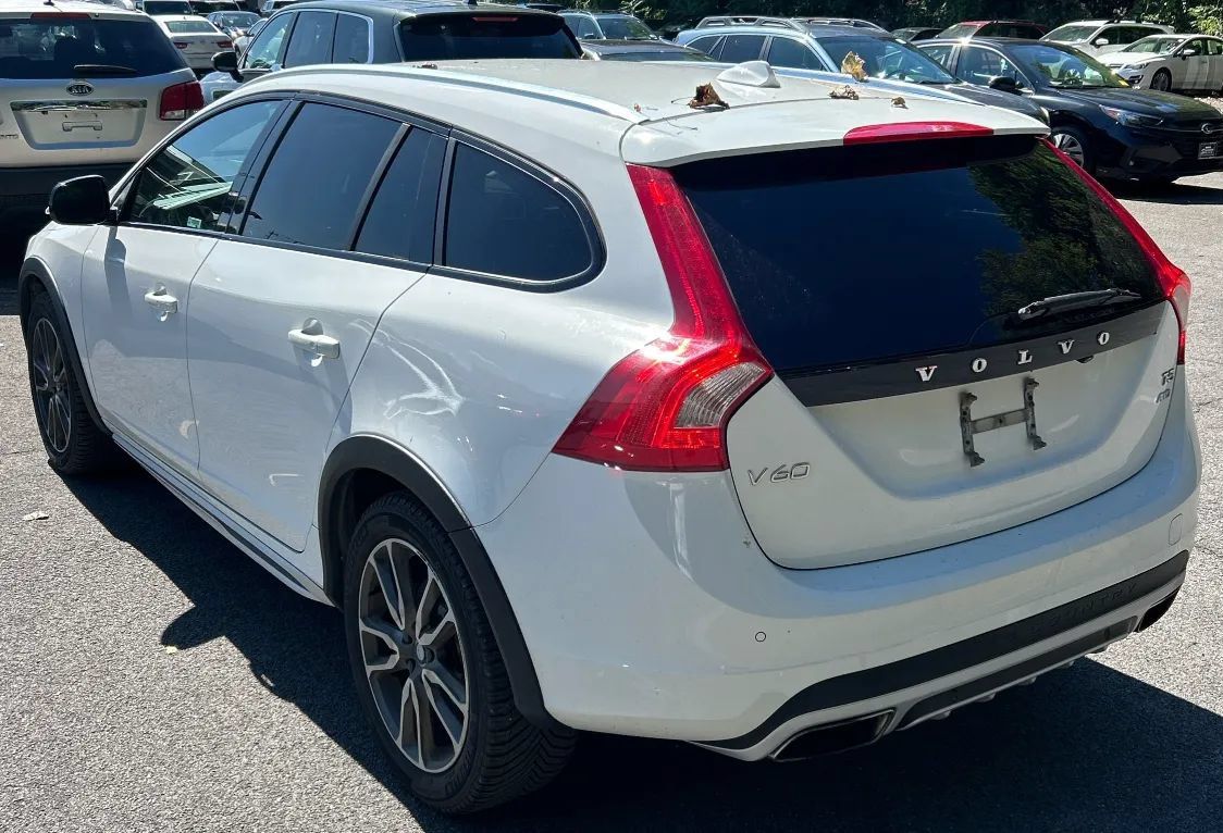 Used 2018 Volvo V60 T5 Cross Country AWD/4WD image 3