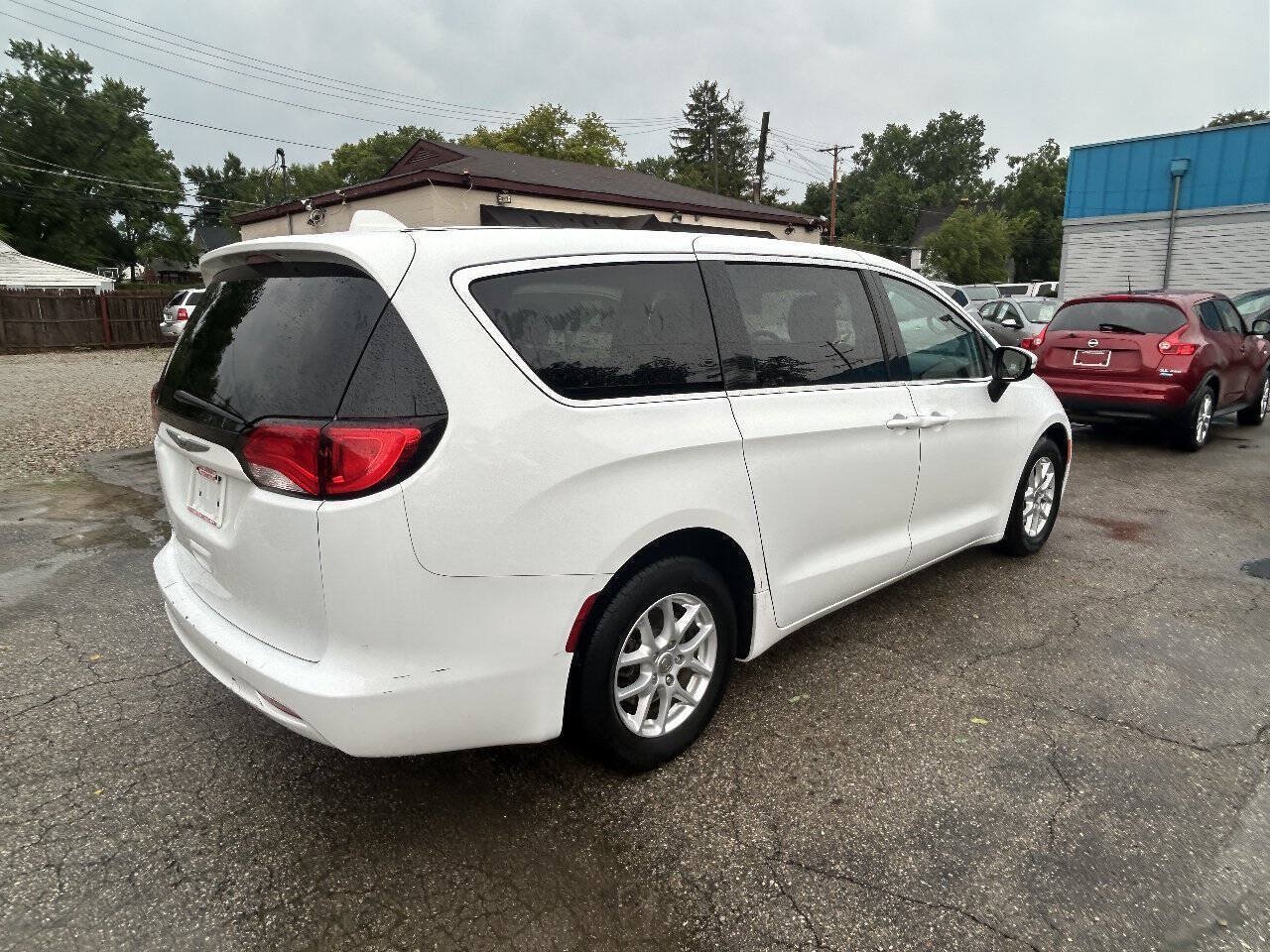 Used 2017 Chrysler Pacifica LX FWD image 13