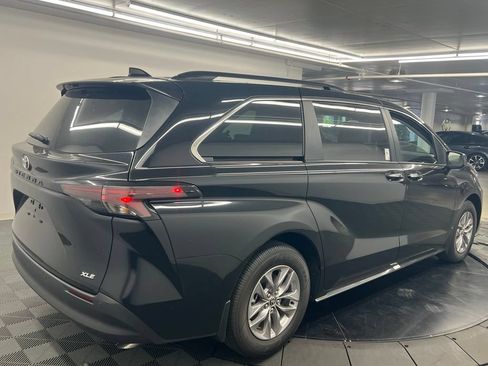 Used 2026 Toyota Sienna XLE FWD image 5