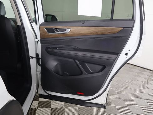 Used 2025 Volkswagen Atlas SE AWD/4WD image 26