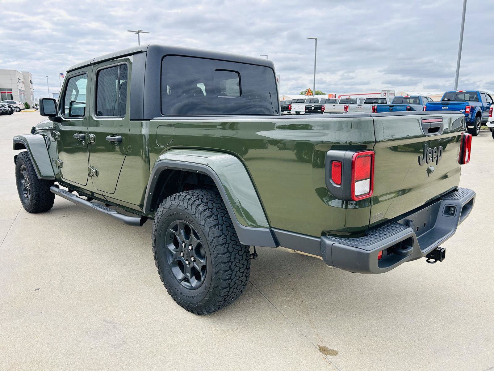 Used 2023 Jeep Gladiator Sport AWD/4WD image 31