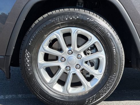 Used 2021 Jeep Grand Cherokee Laredo w/ Security & Convenience Group image 24