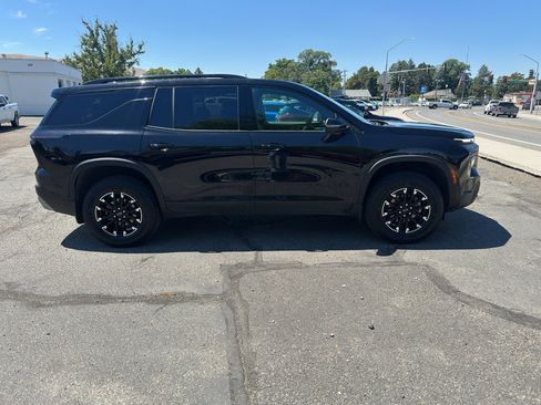 Used 2025 Chevrolet Traverse Z71 w/ LPO, Floor Liner Package AWD/4WD image 6