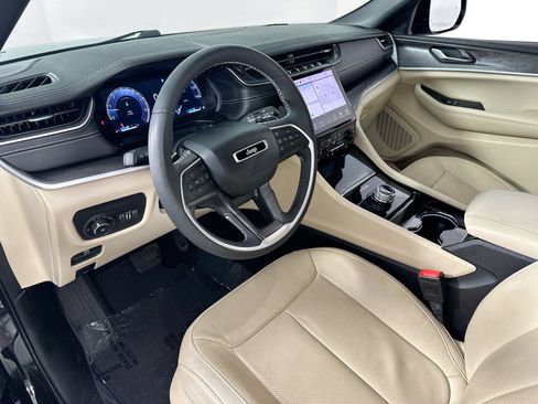 Used 2023 Jeep Grand Cherokee L Limited w/ Luxury Tech Group II RWD image 9