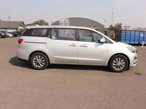 Used 2019 Kia Sedona L FWD image 4