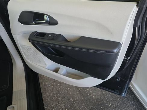 Used 2023 Chrysler Pacifica Touring-L FWD image 34