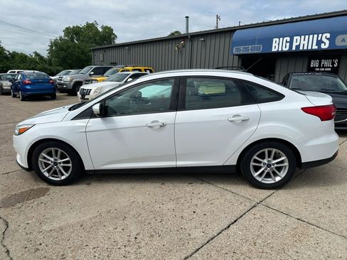 Used 2017 Ford Focus SE FWD image 4