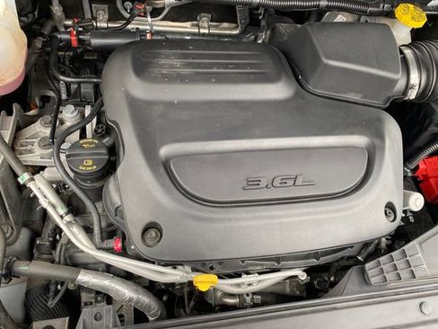 Used 2024 Chrysler Pacifica Touring-L FWD image 18