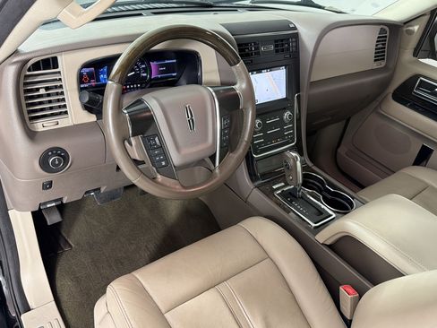 Used 2016 Lincoln Navigator Select RWD image 4
