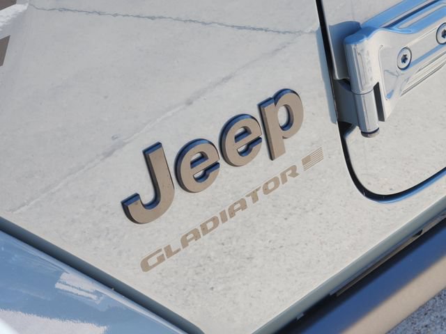Used 2024 Jeep Gladiator Sport AWD/4WD image 9