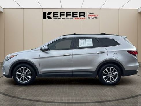 Used 2018 Hyundai Santa Fe SE image 2