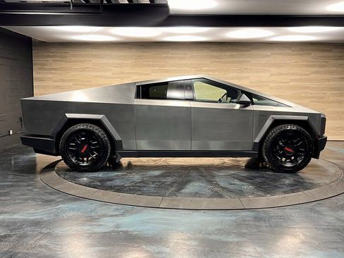 Used 2024 Tesla Cybertruck AWD Crew Cab image 9