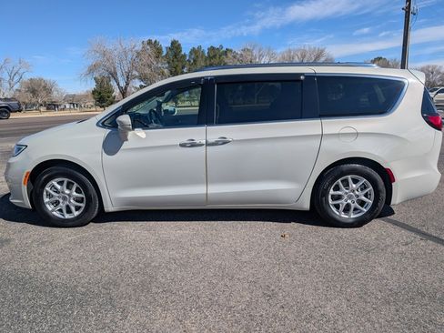 Used 2021 Chrysler Pacifica Touring-L image 2