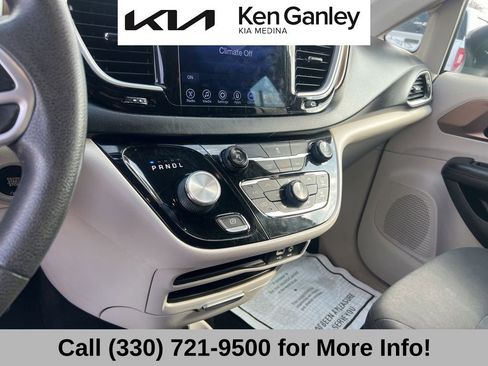 Used 2017 Chrysler Pacifica Touring image 32