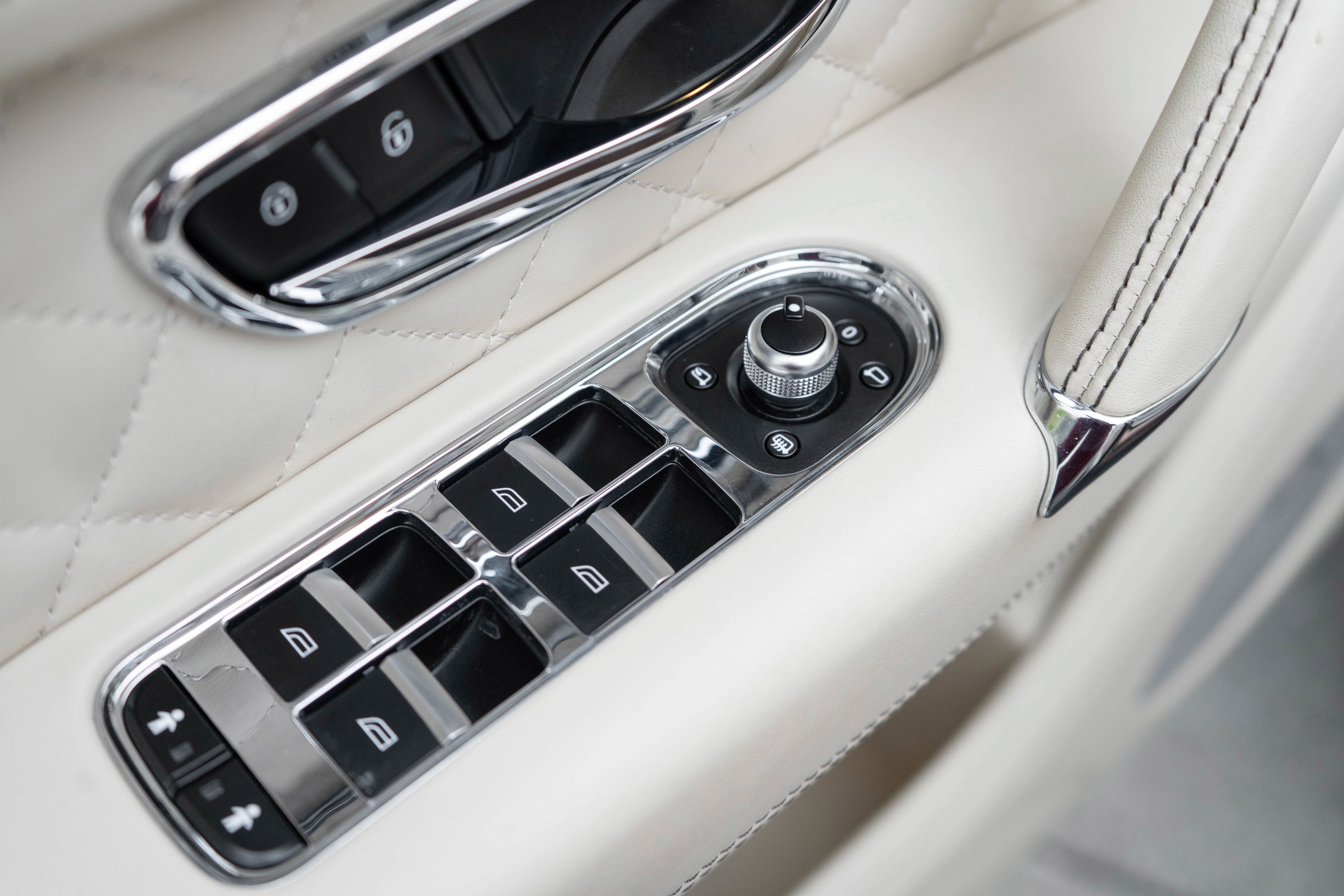 Used 2017 Bentley Bentayga AWD/4WD image 12