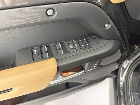 New 2026 Land Rover Defender 110 X-Dynamic SE AWD/4WD image 18