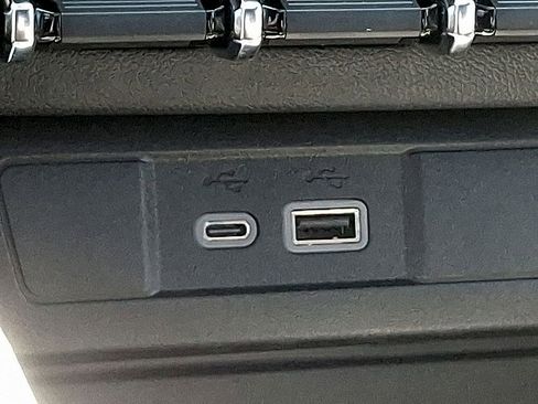 Used 2025 Chevrolet Colorado Z71 w/ Technology Package image 25