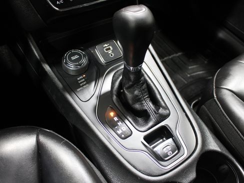 Used 2019 Jeep Cherokee Latitude Plus AWD/4WD image 15
