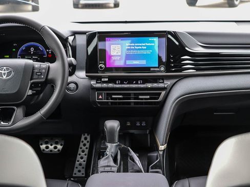 New 2026 Toyota Camry Hybrid FWD image 15