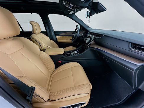 Used 2025 Jeep Grand Cherokee Summit w/ Luxury Tech Group V image 31