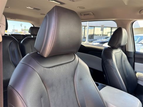 Used 2022 Kia Carnival LX image 12