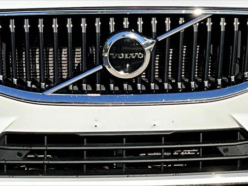 Used 2022 Volvo XC60 B5 Momentum w/ Advanced Package image 12