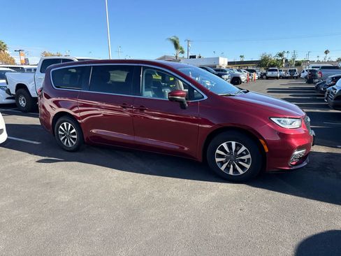 Used 2023 Chrysler Pacifica Touring-L FWD image 12