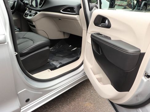 Used 2024 Chrysler Pacifica Touring-L FWD image 17