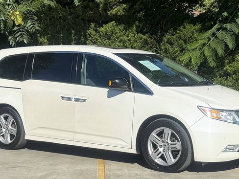 Used 2013 Honda Odyssey Touring Elite image 3