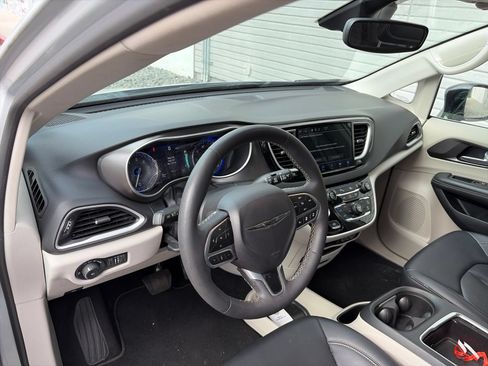 Used 2024 Chrysler Pacifica Touring-L FWD image 7