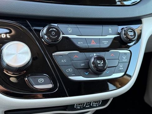 Used 2023 Chrysler Voyager LX FWD image 21