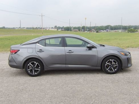 Used 2025 Nissan Sentra SV FWD image 5