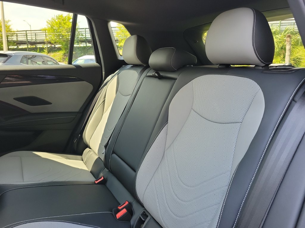 Certified 2026 Volkswagen Tiguan SE R-Line FWD image 10