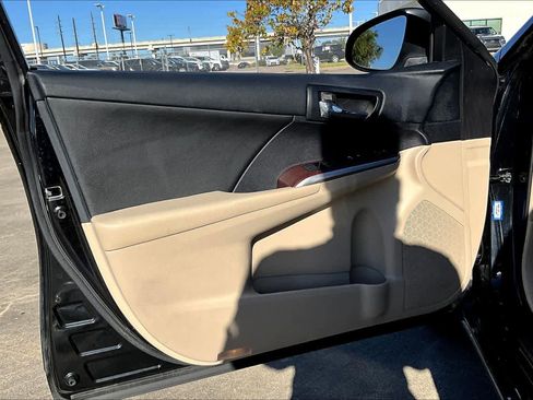 Used 2013 Toyota Camry L image 19