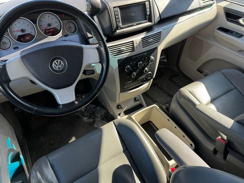 Used 2010 Volkswagen Routan SE FWD image 9