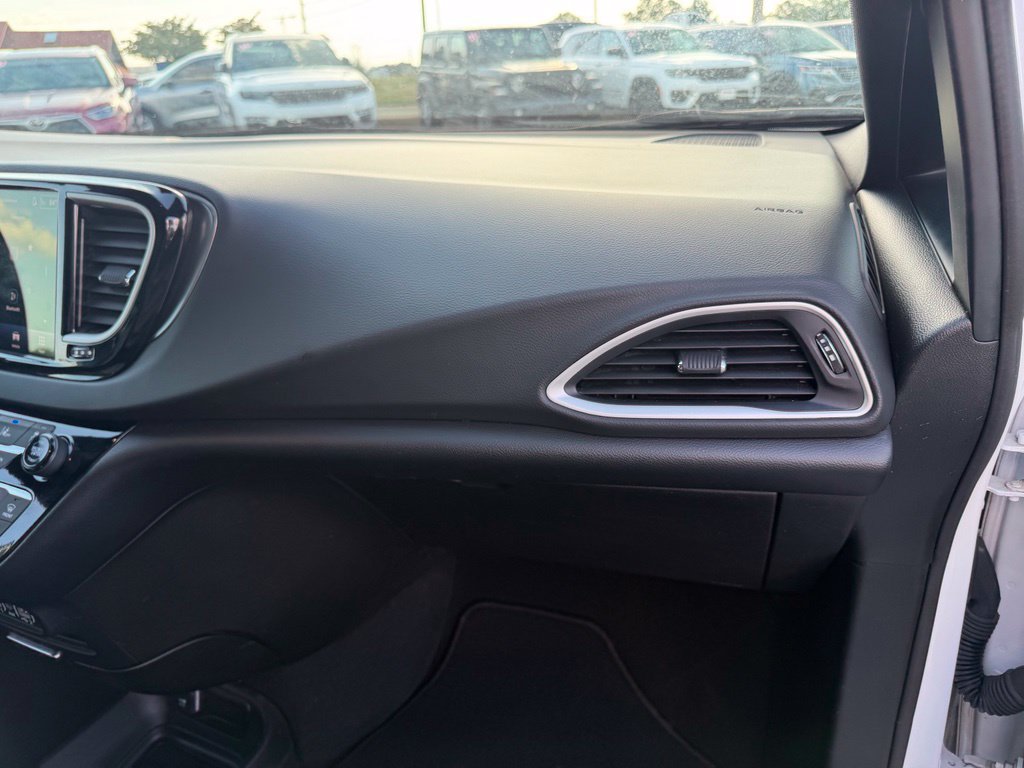 Used 2025 Chrysler Pacifica Select FWD image 34