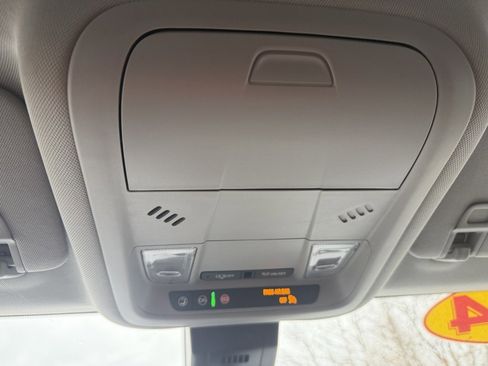 Used 2024 GMC Terrain SLE w/ Driver Convenience Package image 28