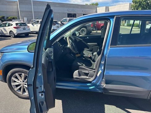 Used 2018 Volkswagen Tiguan Limited w/ Alloy Wheels Package AWD/4WD image 9