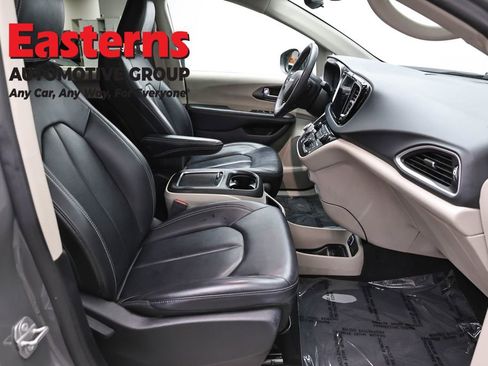 Used 2023 Chrysler Pacifica Touring-L FWD image 24