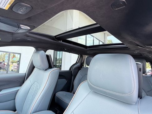 New 2027 Chrysler Pacifica Pinnacle w/ Theater Group FWD image 11