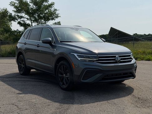 Used 2024 Volkswagen Tiguan SE w/ Panoramic Sunroof Package AWD/4WD image 7